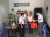 Bí thư Đảng ủy Công ty thăm và tặng quà các đồng chí nguyên lãnh đạo công ty