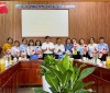 LĐ Công ty tặng hoa và quà cho nữ Khối VP